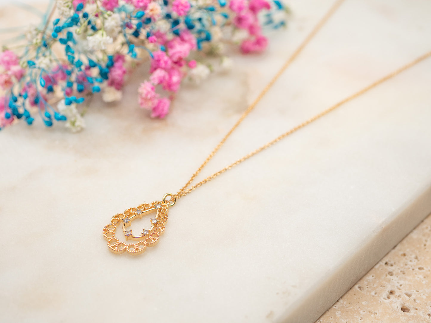 Collier Adela