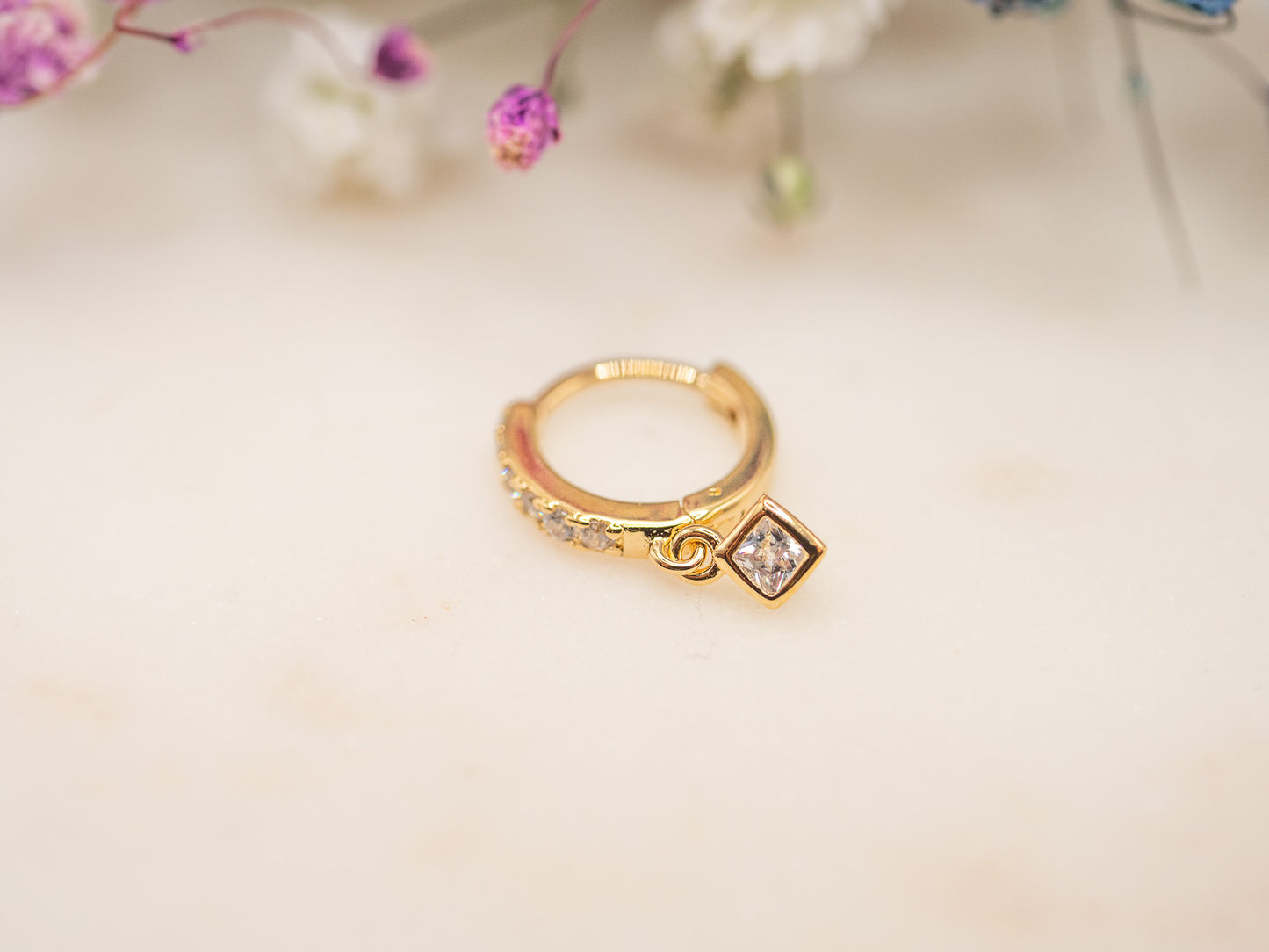 Boucle d'oreille unique Amberleigh Charm