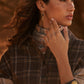 Boucles d'oreilles Makoma portées - Aurélie Bidermann