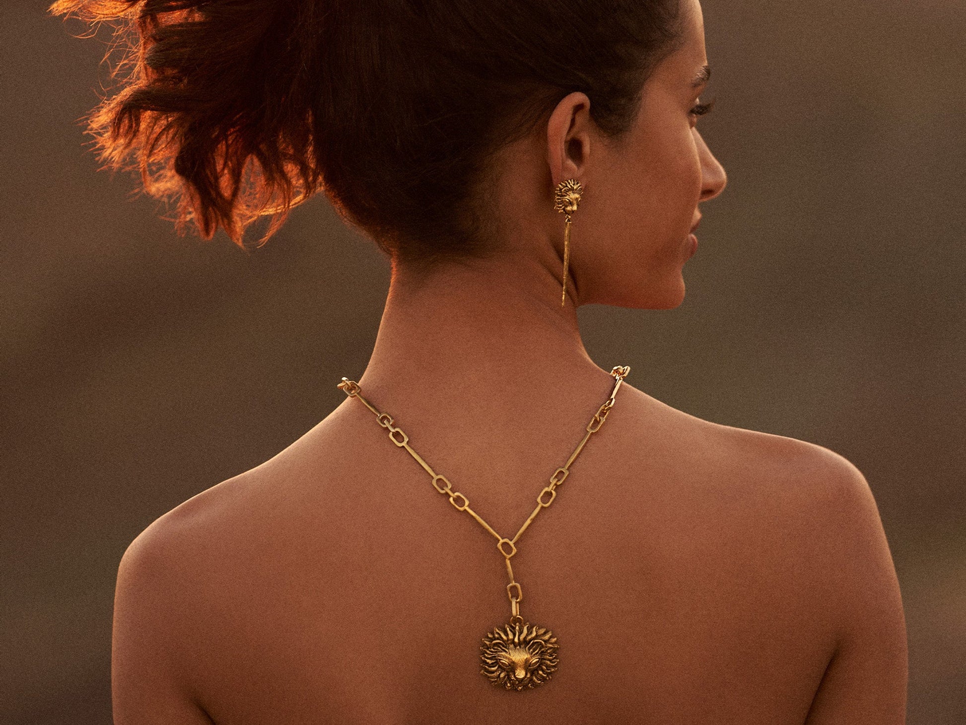 Boucles d'oreilles Saby portées - Aurélie Bidermann