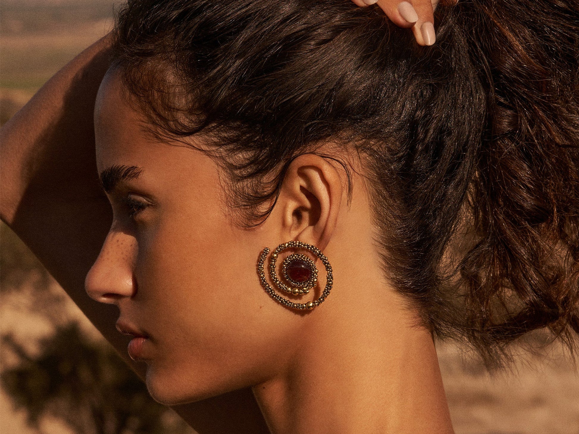 Boucles d'oreilles Makoma spirales portées - Aurélie Bidermann