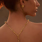 Boucles d'oreilles Saby portées - Aurélie Bidermann