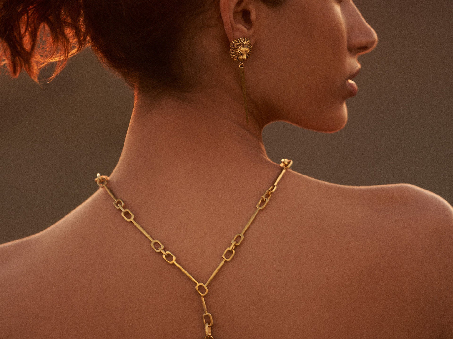 Boucles d'oreilles Saby portées - Aurélie Bidermann